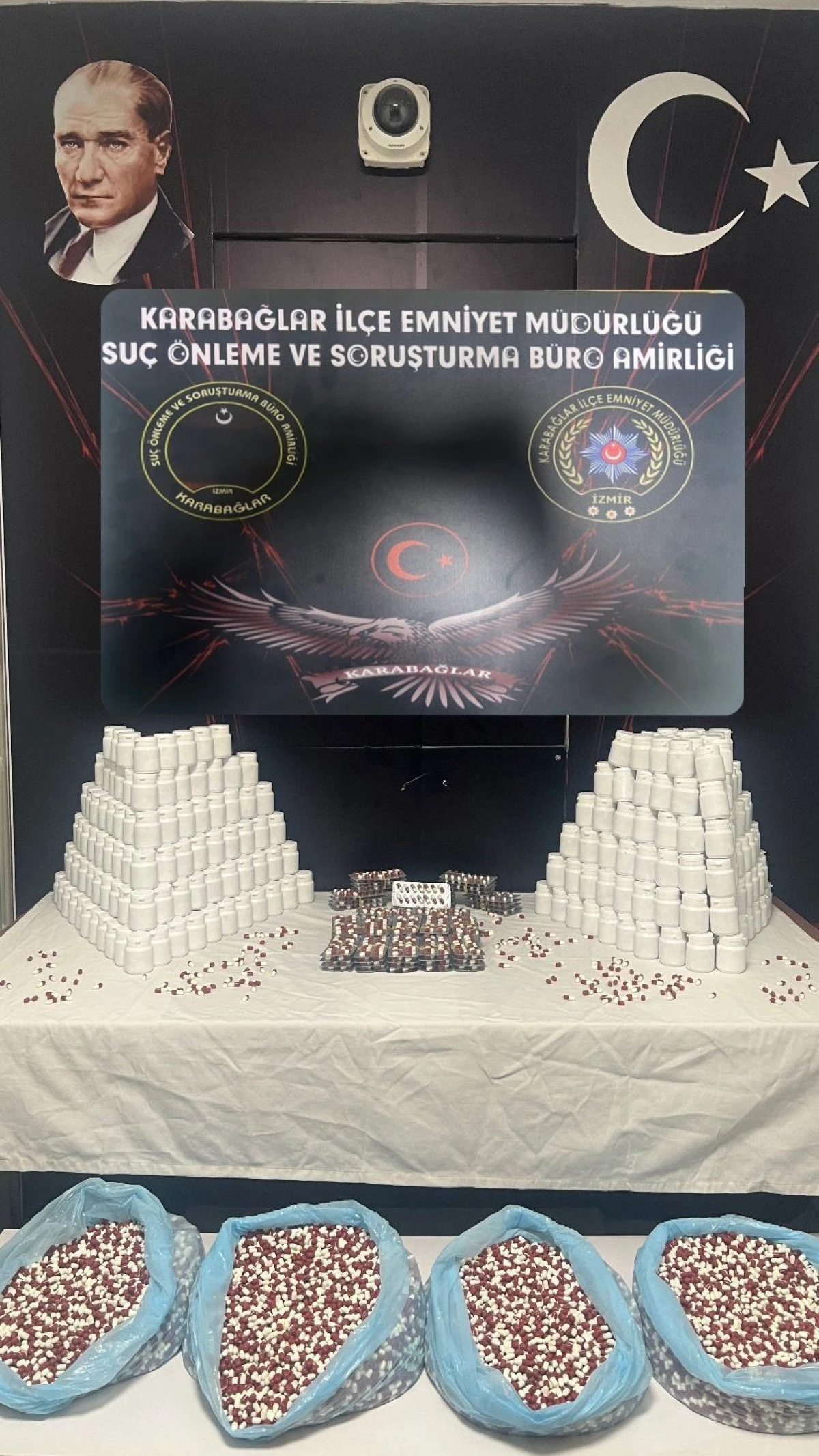Karabağlar'da zehir taciri kadının evine baskın!