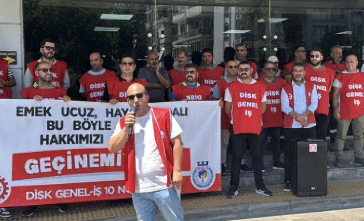 Karşıyaka Belediyesi Çalışanları Maaş Mağduriyetini Protesto Ediyor
