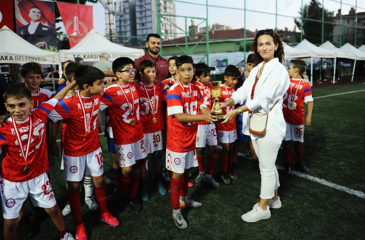 Karşıyaka U-12 Zafer Kupası Turnuvası dostlukla sona erdi