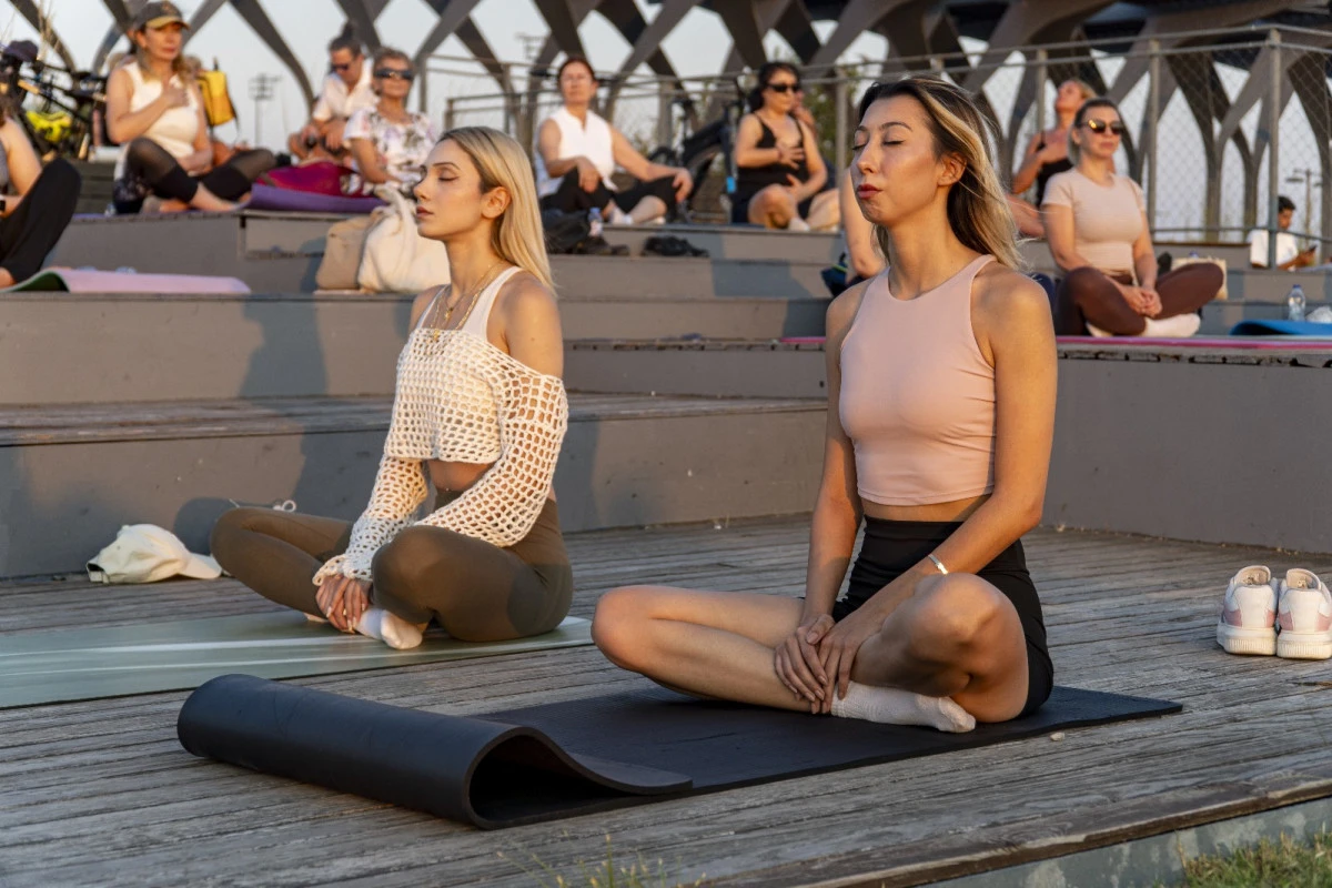 Karşıyaka’da gün batımında yoga buluşması