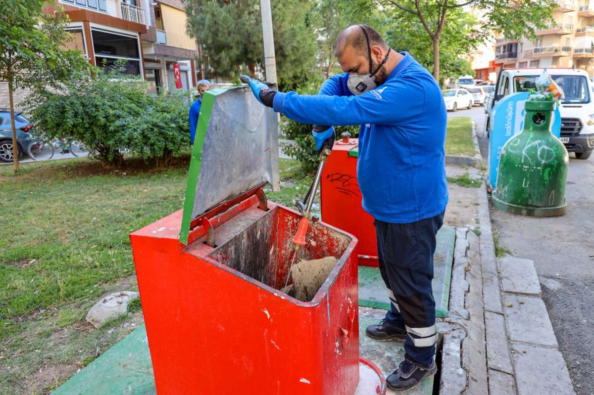 Karşıyaka’da yüzlerce çöp konteyneri tek tek ilaçlanıyor