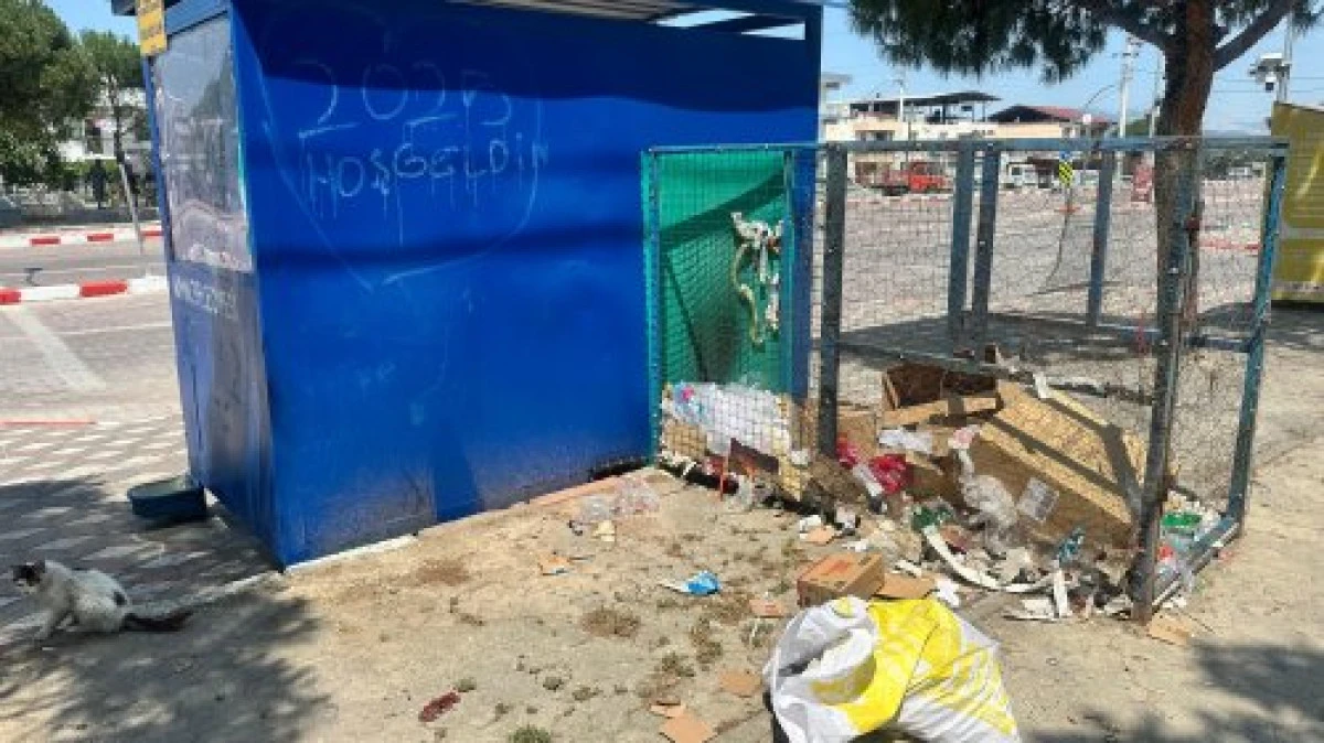 Kınık’ta Otobüs Durakları Harabeye Döndü: Vatandaşlar Tepkili!