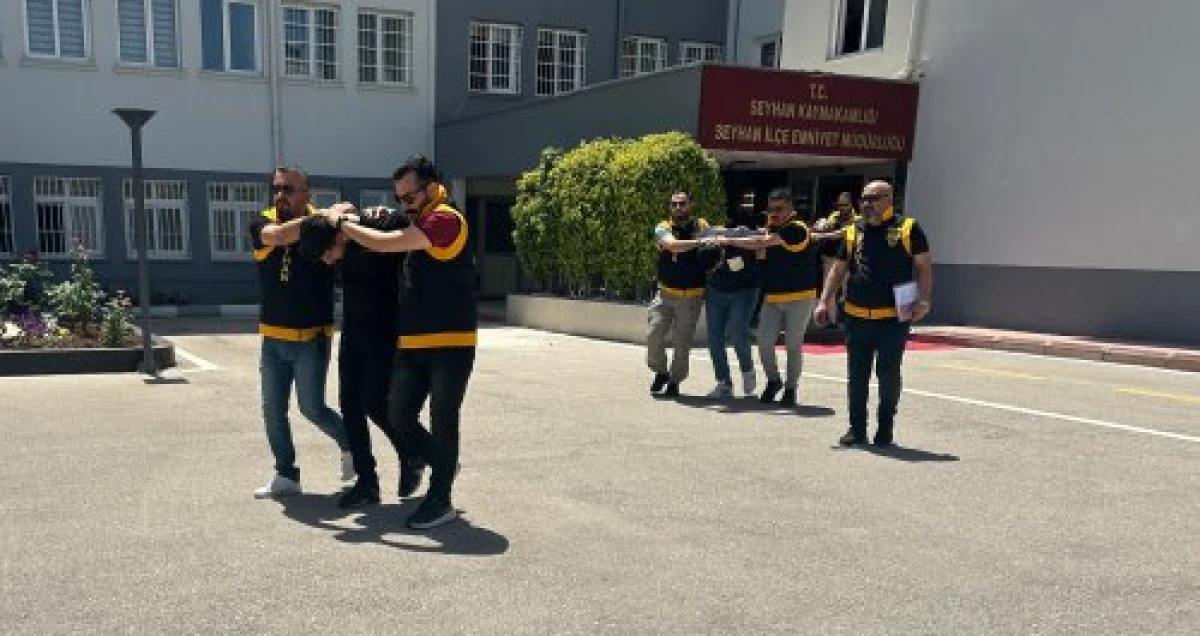 Kıskançlık krizine girdi eski sevgilisinin çalıştığı kafeyi bastırdı!