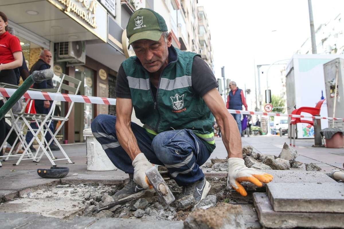 Konak’ta kaldırımlar yenileniyor