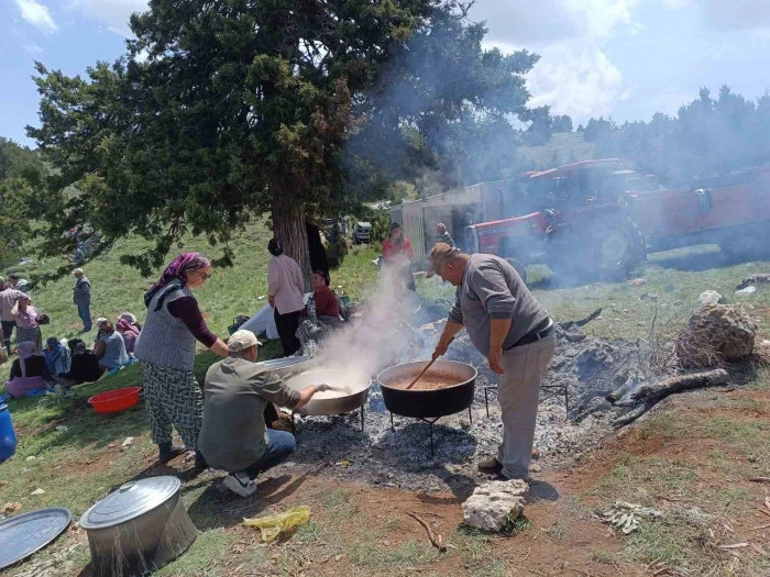Kurban kesip yağmur için dua ettiler!