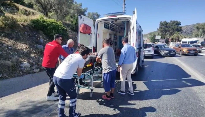 Kuşadası'nda direksiyon başında fenalaşan sürücü 3 araca çarptı: 1 yaralı!