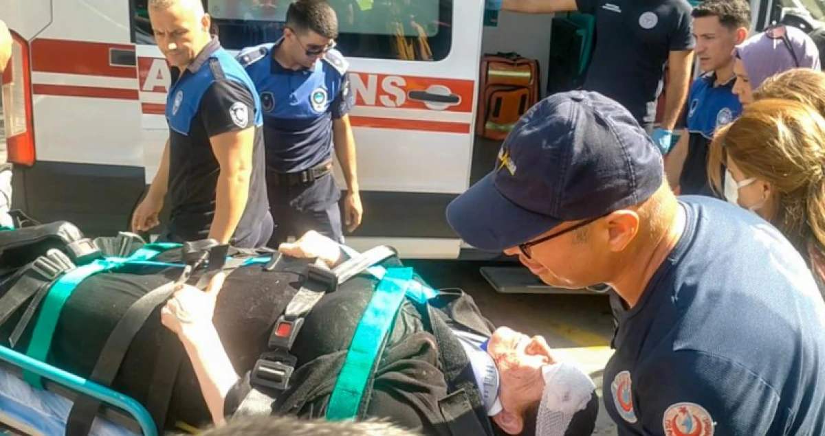 Manisa’da tansiyonu düşen sürücü mobilya mağazasına girdi