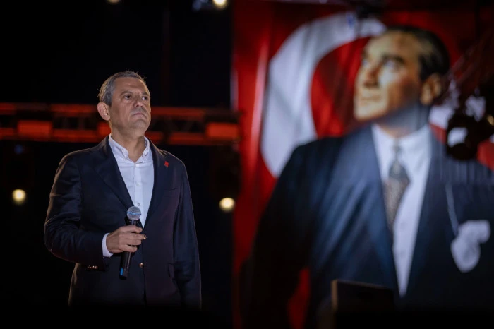 Özgür Özel İzmir Gündoğdu'dan Erdoğan'a seslendi: Azınlık hükümetine karşı demokrasi bayrağını açıyoruz!