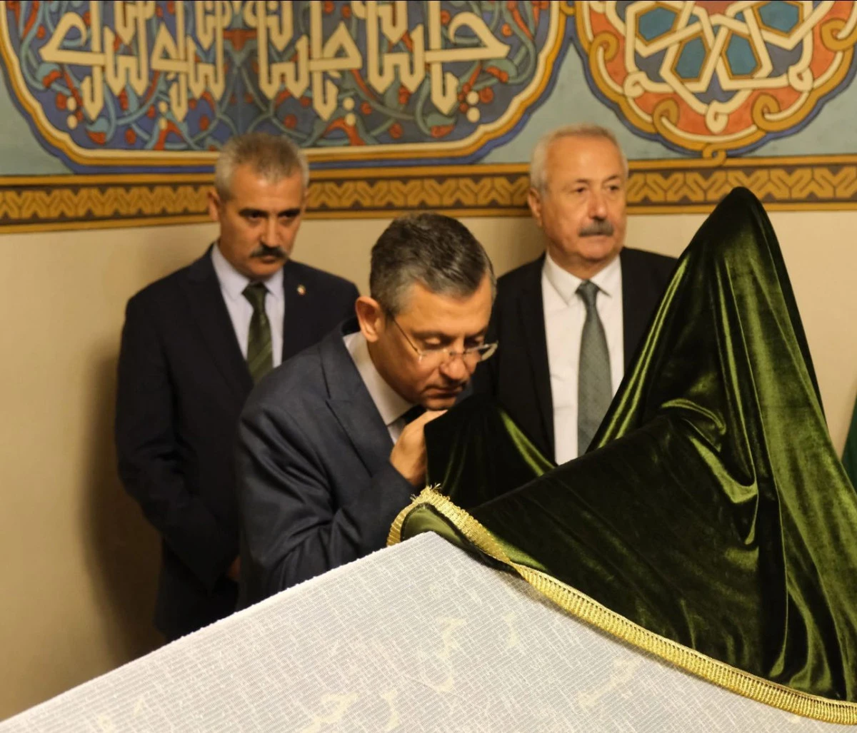 Özgür Özel’den Hacı Bektaş Veli Türbesi ziyareti