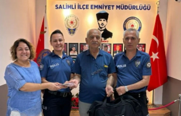Salihli’de bulunan 20 bin liralık çanta sahibine teslim edildi
