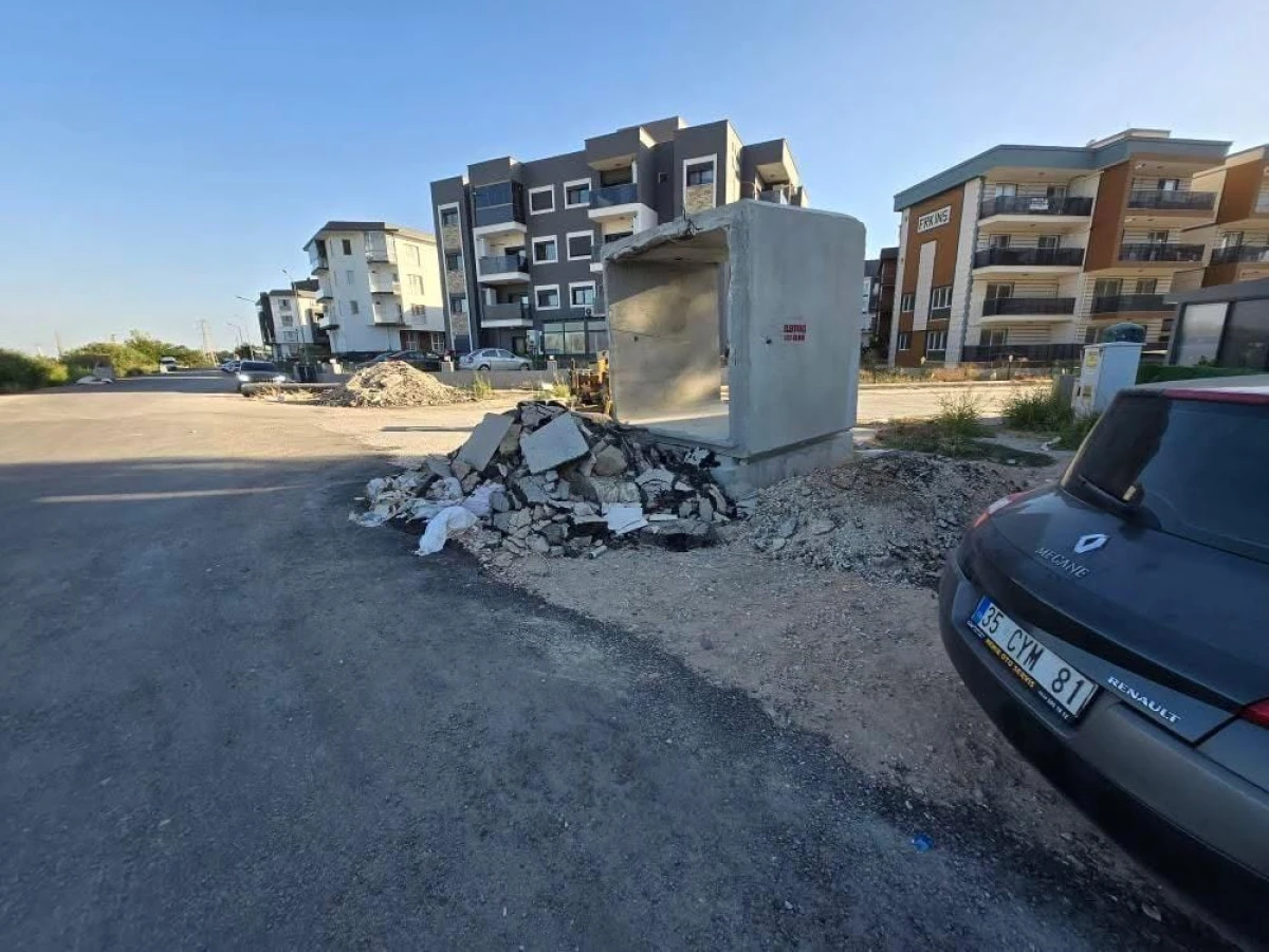 Seyrek'te Vatandaşlar İsyan Etti: “Ne Yol Var Ne Işık, Camımızı Açamıyoruz!”