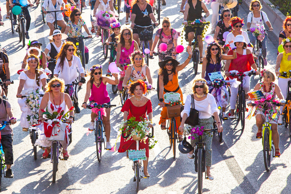 "Süslü Kadınlar Bisiklet Turu"na 4 bin kişi katıldı