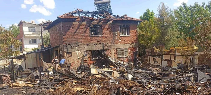 Tutuşan perde onca yıllık emeklerini küle çevirdi!