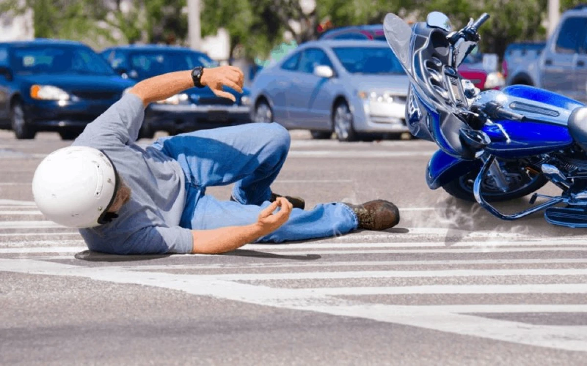 Uşak’ta motosiklet orta refüje çarptı: 1 ölü, 1 yaralı!