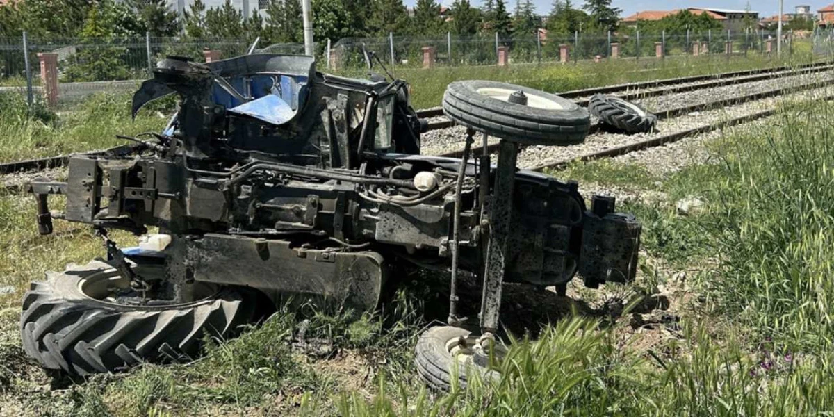 Uşak’ta yolcu treni traktöre çarptı!
